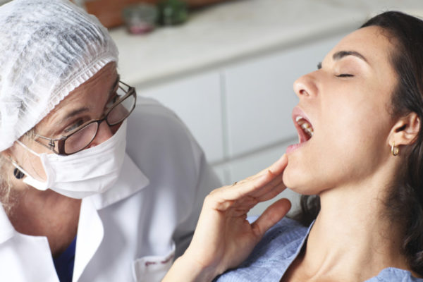 Когда можно, но не стоит лечить зубы при герпесе на губах