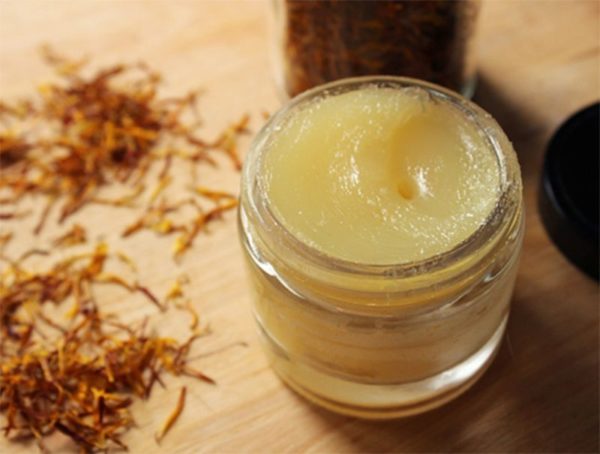 Мазь из эфирного масла чайного дерева и вазелина