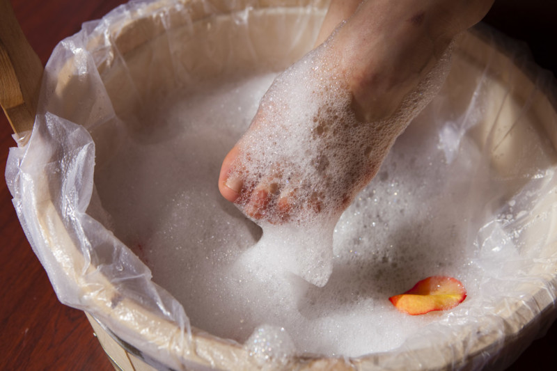 Необходимо тщательно мыть ноги с использованием теплой воды и мыла