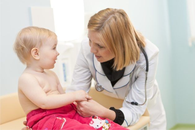 Регулярно показывают ребенка педиатру