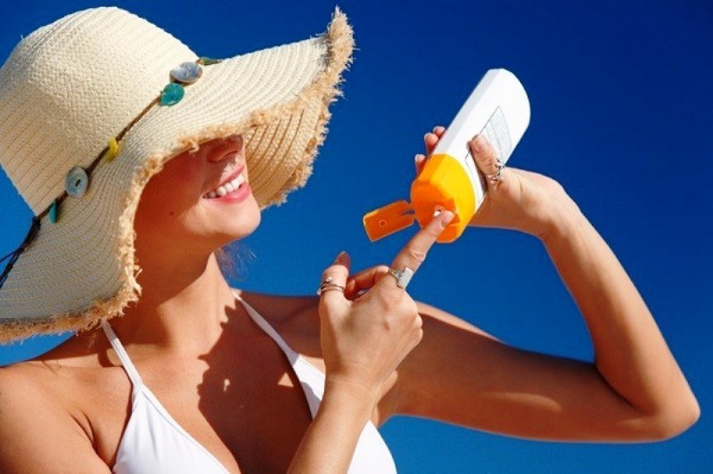 Используйте солнцезащитный крем, наденьте шляпку или возьмите зонтик