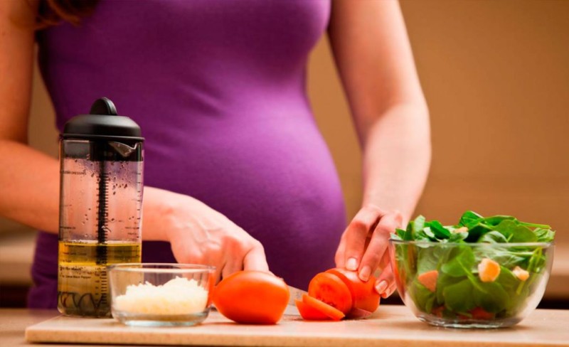 Женщине на протяжении всей беременности нужно придерживаться гипоаллергенной диеты