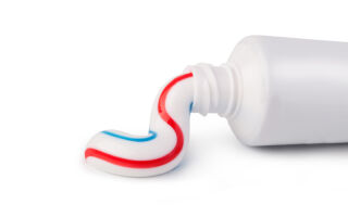 Применение зубной пасты для устранения герпетической сыпи