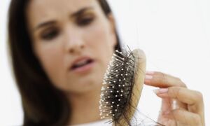 Чем может быть спровоцировано выпадение волос и зудение кожи головы
