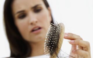 Чем может быть спровоцировано выпадение волос и зудение кожи головы